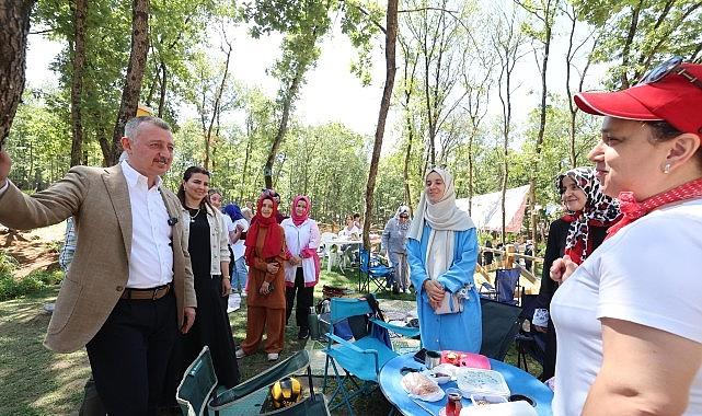 Başkan Büyükakın, Gebze'de annelerin pikniğine katıldı Başkan Büyükakın, Gebze'de annelerin pikniğine katıldı