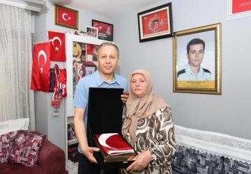 Bakan Yerlikaya’dan Şehit Ailesine Anlamlı Ziyaret