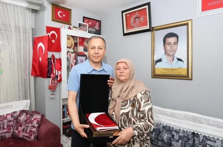 Bakan Yerlikaya’dan Şehit Ailesine Anlamlı Ziyaret Bakan Yerlikaya’dan Şehit Ailesine Anlamlı Ziyaret