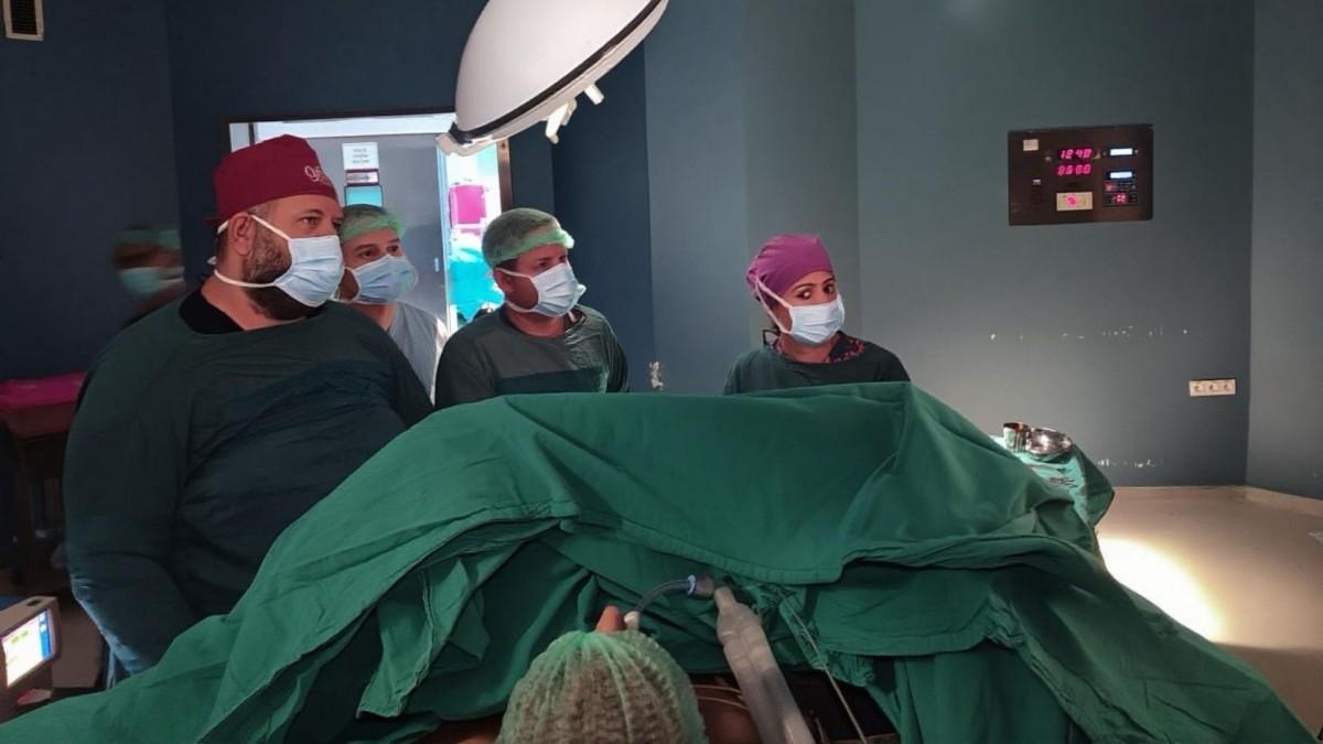 Kahta Devlet Hastanesi’nde bir ilk: Karın fıtığı ameliyatı kapalı yöntemle yapıldı Kahta Devlet Hastanesi’nde bir ilk: Karın fıtığı ameliyatı kapalı yöntemle yapıldı