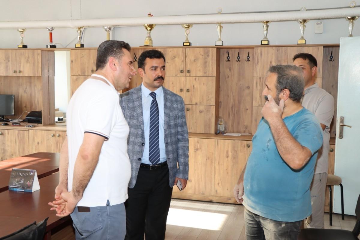 Kahta’da Kubilay Ortaokulu idarecilerinden el birliğiyle okul tadilatı Kahta’da Kubilay Ortaokulu idarecilerinden el birliğiyle okul tadilatı