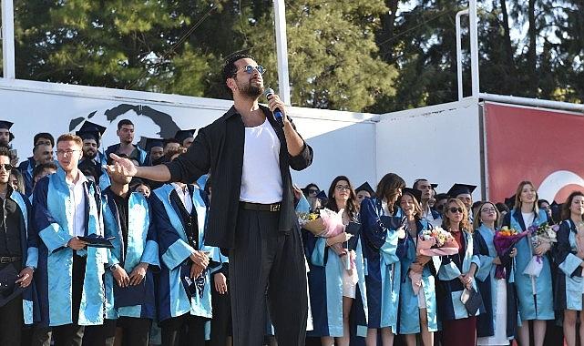 EÜ İletişim Fakültesinde mezuniyet coşkusu EÜ İletişim Fakültesinde mezuniyet coşkusu