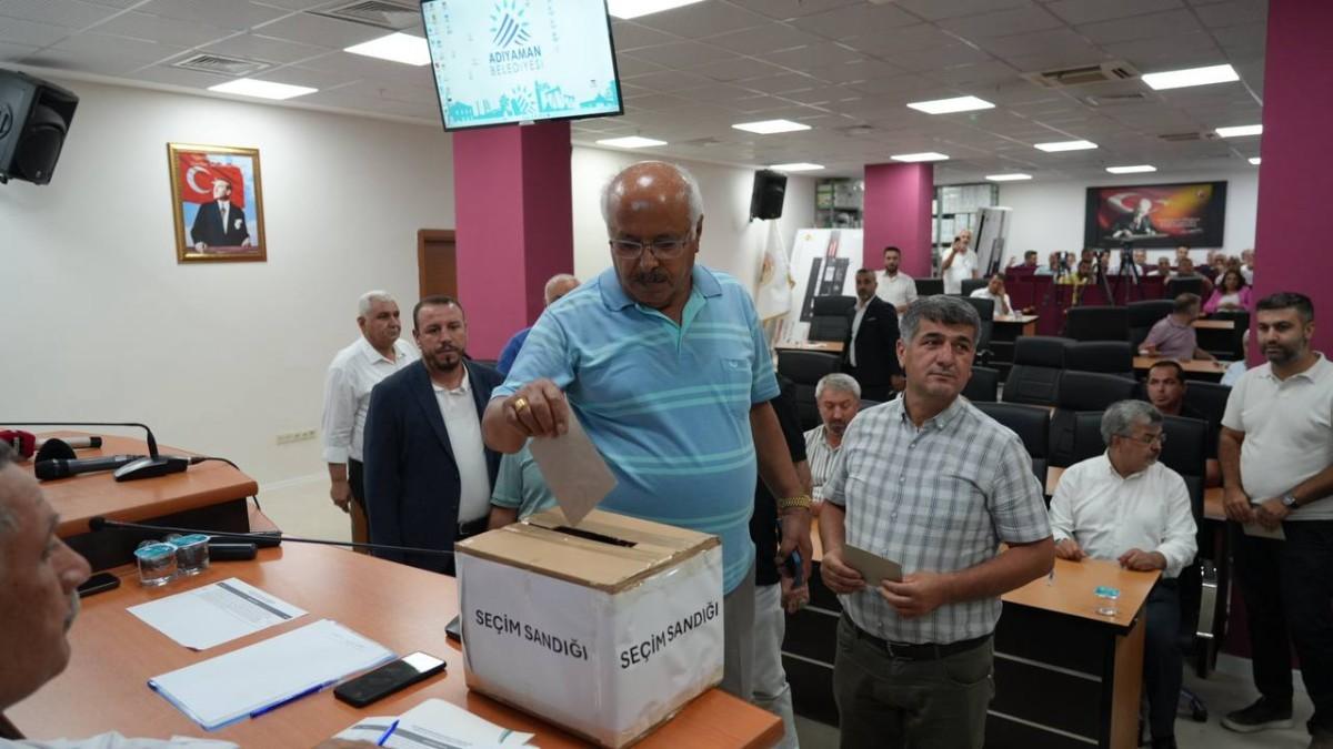 Kazım Tanrıverdi istifa ettiğini açıkladı, bir saat sonra meclis üyeliğini de bıraktı: ‘AK Parti’nin ve davamın yanındayım’ - Videolu Haber Kazım Tanrıverdi istifa ettiğini açıkladı, bir saat sonra meclis üyeliğini de bıraktı: ‘AK Parti’nin ve davamın yanındayım’ - Videolu Haber
