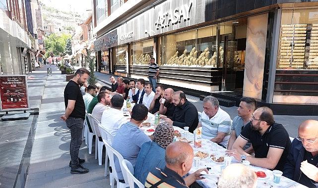 Başkan Arı, Çarşı Esnafıyla Kahvaltı Yaptı Başkan Arı, Çarşı Esnafıyla Kahvaltı Yaptı
