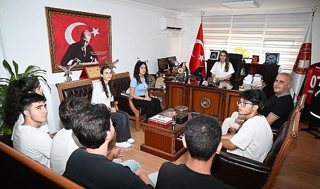 Sınavda derece yapan öğrencilerden protokole ziyaret Sınavda derece yapan öğrencilerden protokole ziyaret