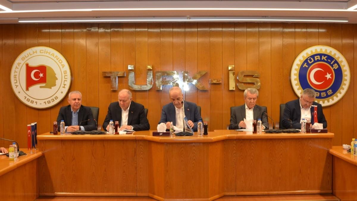 Türk-İş'ten grev kararı: 'Bu meseleyi atanmışlarla çözemeyiz, ülkeyi idare edenlerle çözeriz' Türk-İş'ten grev kararı: 'Bu meseleyi atanmışlarla çözemeyiz, ülkeyi idare edenlerle çözeriz'