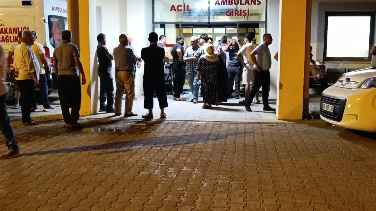 Kavgayı ayırırken kardeşinin bıçak darbesiyle hayatını kaybetti - Videolu Haber Kavgayı ayırırken kardeşinin bıçak darbesiyle hayatını kaybetti - Videolu Haber