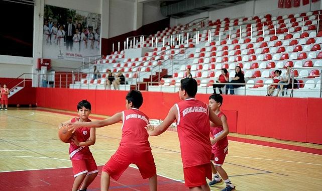 Bayraklı'da 3 bin 77 kişi yaz spor okullarında buluştu