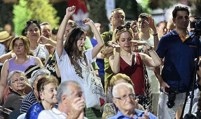 Konak'ta yazın coşkusu müzikle buluştu Konak'ta yazın coşkusu müzikle buluştu