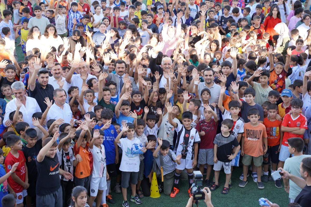 Kahta Belediyesi’nden ‘Yaz Spor Okulları’na katılan öğrencilere forma desteği Kahta Belediyesi’nden ‘Yaz Spor Okulları’na katılan öğrencilere forma desteği