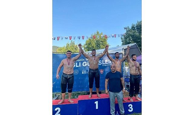 Kemer Belediye güreşçisi kürsüye çıktı Kemer Belediye güreşçisi kürsüye çıktı