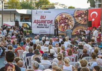 Karşıyaka'da anlamlı buluşma: Aşure kazanı dostluk ve barış için karıldı