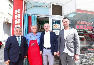 Düğüne gitti, proje inceledi, vatandaşla sohbet etti