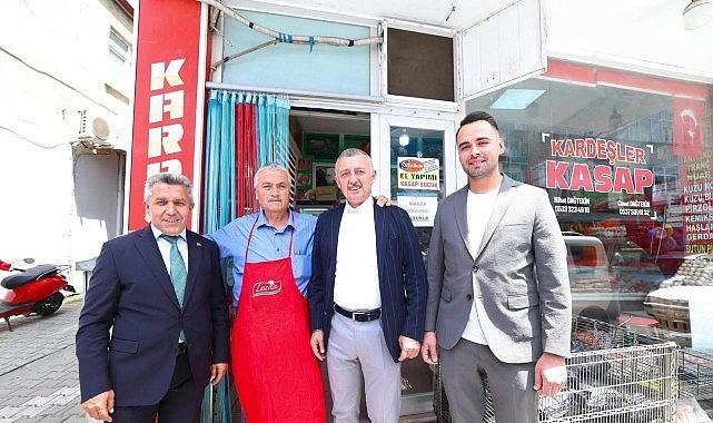 Düğüne gitti, proje inceledi, vatandaşla sohbet etti Düğüne gitti, proje inceledi, vatandaşla sohbet etti