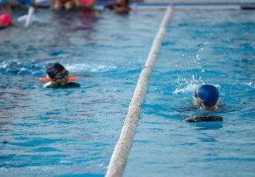 Buca Belediyesi'nin yüzme kursuna çocuklar akın etti