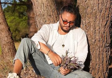 Oyuncu Engin Demircioğlu'ndan Sezen Aksu Coveri 'Yanmışım Sönmüşüm Ben'