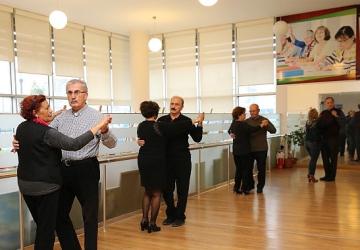 Karşıyaka Belediyesi'nden ücretsiz salon dansları kursu