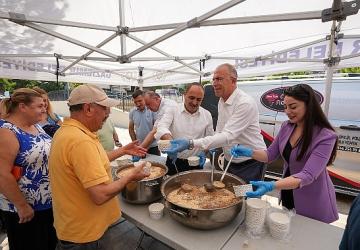 Başkan Ünal Işık, yurttaşlarla aşurenin bereketini paylaştı
