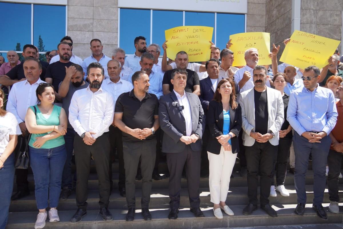 DEM Parti heyeti Adıyaman’da: ‘Abdurrahman Başkan’ın yeri belediyedir, savcılık değil’ - Videolu Haber DEM Parti heyeti Adıyaman’da: ‘Abdurrahman Başkan’ın yeri belediyedir, savcılık değil’ - Videolu Haber