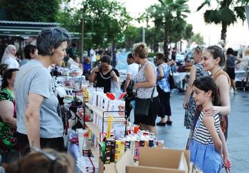 Karşıyaka Çarşısı kadın emeğiyle renkleniyor