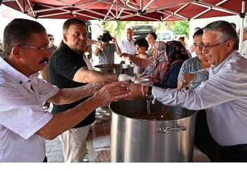 Kemer Belediyesi'nin aşure ikramları sürüyor