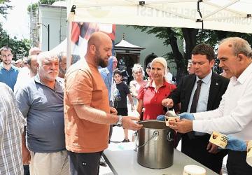 Başkan Aydın vatandaşlara aşure dağıttı