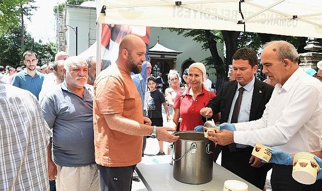 Başkan Aydın vatandaşlara aşure dağıttı Başkan Aydın vatandaşlara aşure dağıttı