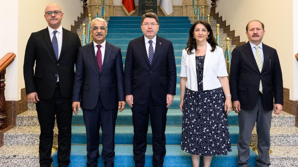 DEM Parti heyeti Adalet Bakanı Tunç'la görüştü: ‘Sürecin hukuki zeminde ilerlemesi için görev üstlenecek’ DEM Parti heyeti Adalet Bakanı Tunç'la görüştü: ‘Sürecin hukuki zeminde ilerlemesi için görev üstlenecek’