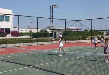 Büyükşehir Belediyesi Döşemealtı'nda yeni tenis kursu açtı