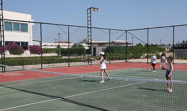 Büyükşehir Belediyesi Döşemealtı'nda yeni tenis kursu açtı Büyükşehir Belediyesi Döşemealtı'nda yeni tenis kursu açtı