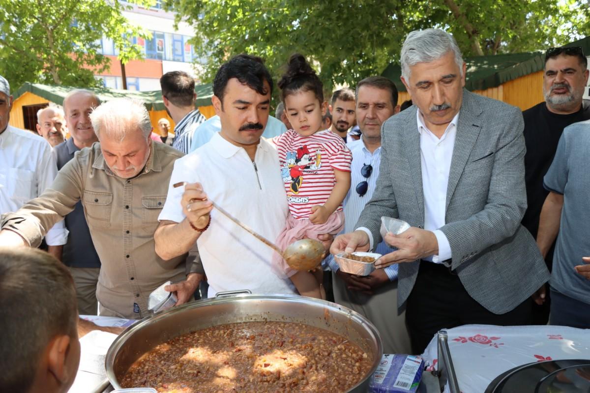 Kahta’da Aşure Günü etkinliği: Bin kişilik aşure ikramı yapıldı Kahta’da Aşure Günü etkinliği: Bin kişilik aşure ikramı yapıldı