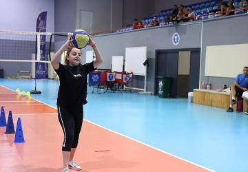 Başkan Çerçioğlu minik sporcuları voleybolla buluşturuyor