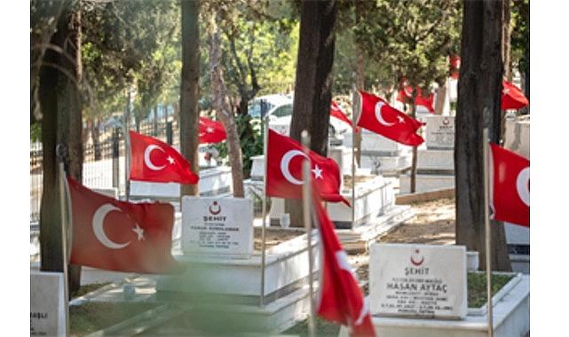 Başkan Tugay 15 Temmuz şehitlerini andı Başkan Tugay 15 Temmuz şehitlerini andı