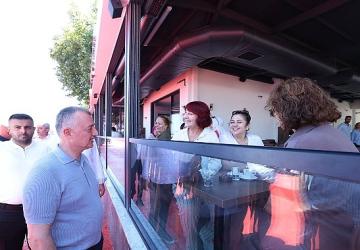 Büyükakın, gençlerle iç içe