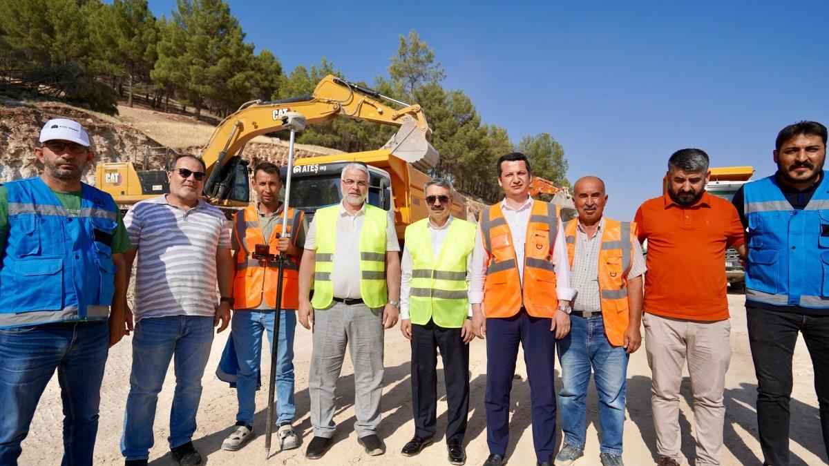 Adıyaman’da ulaşım yatırımı: İndere TOKİ’ye 5. bağlantı yolu ve karadağ çevre yoluna start verildi Adıyaman’da ulaşım yatırımı: İndere TOKİ’ye 5. bağlantı yolu ve karadağ çevre yoluna start verildi