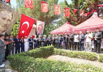 Aktaş ve Büyükakın, dua okudu, karanfil bıraktı