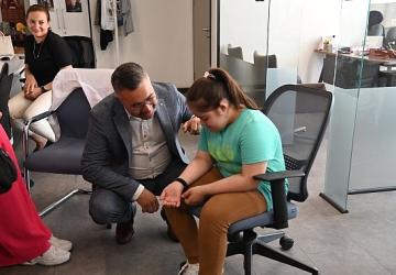 Büyükşehir'in “Ben Buradayım" Projesinde Bileklik Dağıtımı Sürüyor