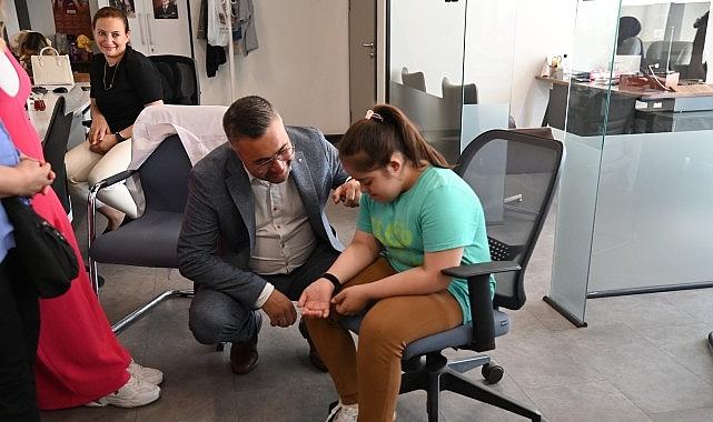 Büyükşehir'in “Ben Buradayım" Projesinde Bileklik Dağıtımı Sürüyor