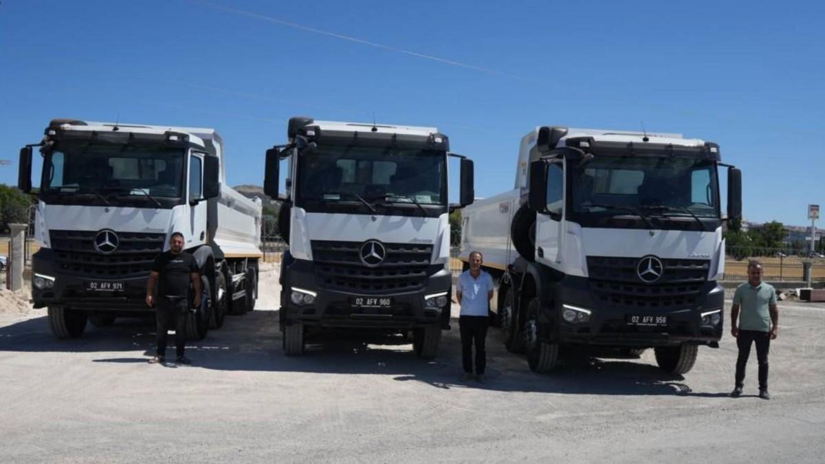 Belediye Başkanı Abdurrahman Tutdere’nin vizyonuyla 3 yeni kamyon hizmete alındı Belediye Başkanı Abdurrahman Tutdere’nin vizyonuyla 3 yeni kamyon hizmete alındı