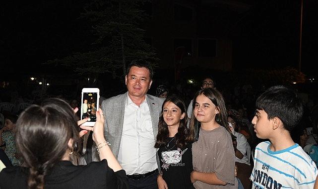 Başkan Aydın, Güneştepe'de çocuklarla açık hava sinemasında buluştu Başkan Aydın, Güneştepe'de çocuklarla açık hava sinemasında buluştu