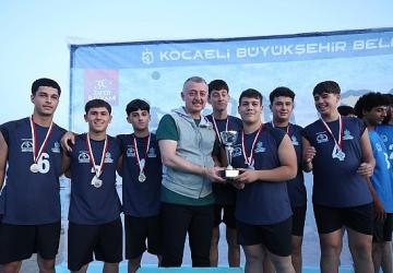 Başkan Büyükakın, gençlerin enerjisine ortak oldu; Plaj Şenlikleri Sekapark'ta başladı