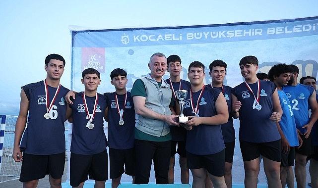 Başkan Büyükakın, gençlerin enerjisine ortak oldu; Plaj Şenlikleri Sekapark'ta başladı Başkan Büyükakın, gençlerin enerjisine ortak oldu; Plaj Şenlikleri Sekapark'ta başladı