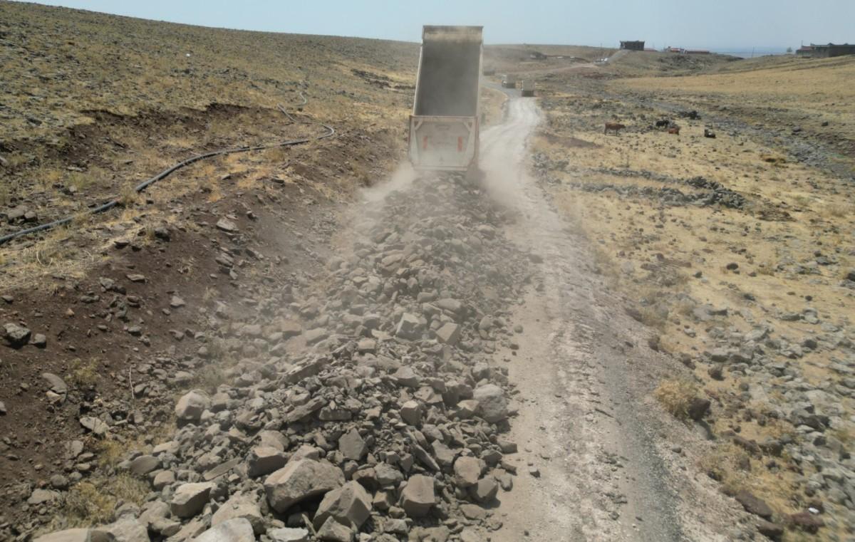 Siverek’te 6 Kilometrelik Yol Betonla Yenileniyor Siverek’te 6 Kilometrelik Yol Betonla Yenileniyor