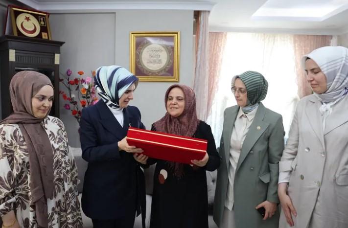Bakan Göktaş’tan Şehit Ömer Takdemir’in Ailesine Taziye Ziyareti Bakan Göktaş’tan Şehit Ömer Takdemir’in Ailesine Taziye Ziyareti