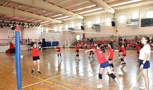 Çiğli'de 7'den 70'e binlerce kursiyerle yaz boyu spor coşkusu