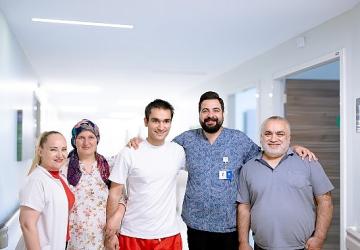Motor kazası sonrası yatağa bağımlı kalır dendi, yürüyerek taburcu oldu