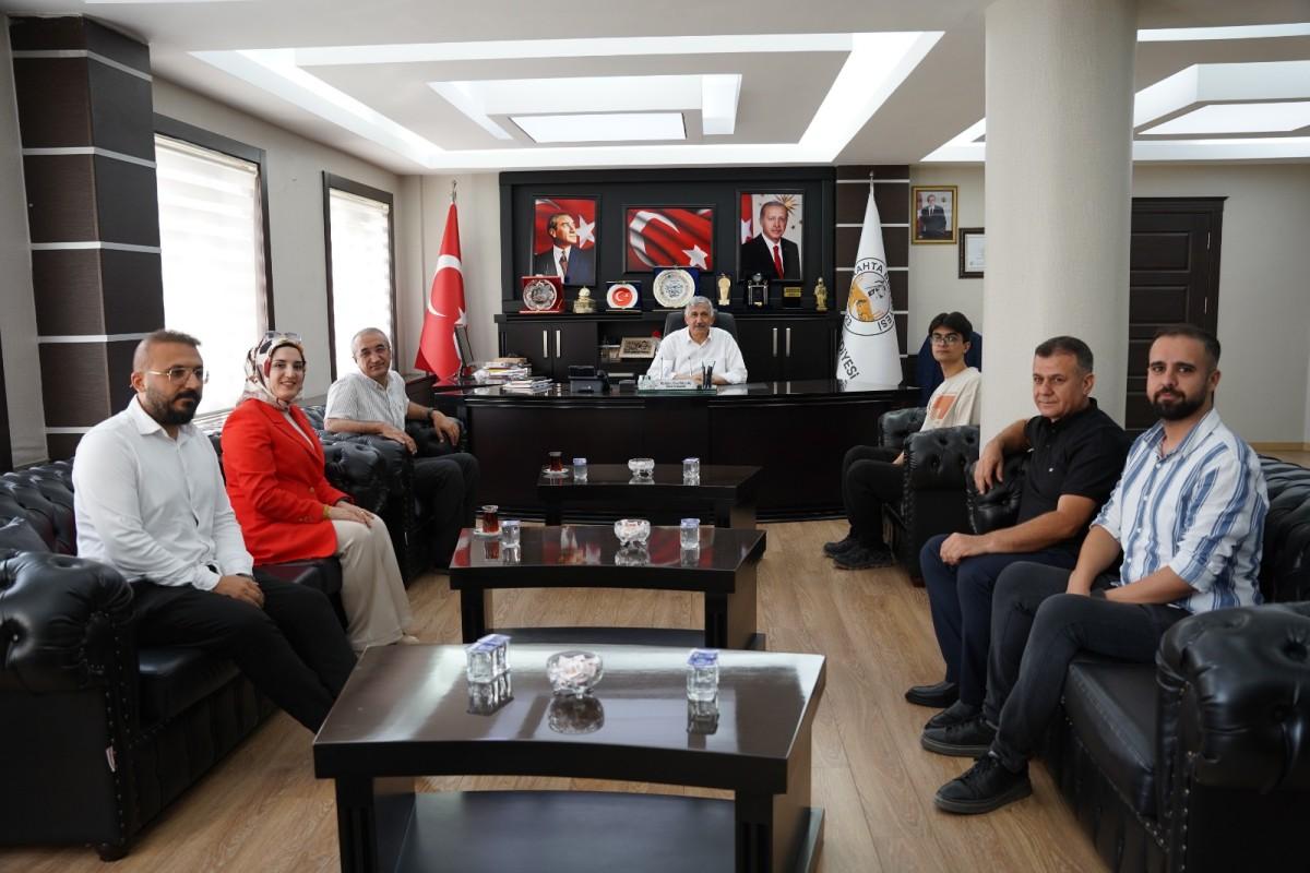 YKS İl Birincisinden Başkan Hallaç’a ziyaret: Kahta’da gurur tablosu