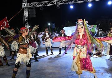 8 Ülke Torbalı'da Buluştu: Halk Dansları Geceye Damga Vurdu