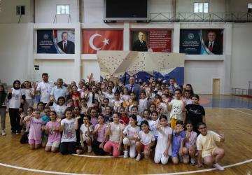 İl Müdürü Hüseyin Elüstü, Yaz Spor Okulu öğrencileriyle buluştu