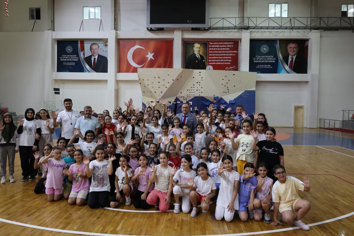 İl Müdürü Hüseyin Elüstü, Yaz Spor Okulu öğrencileriyle buluştu İl Müdürü Hüseyin Elüstü, Yaz Spor Okulu öğrencileriyle buluştu